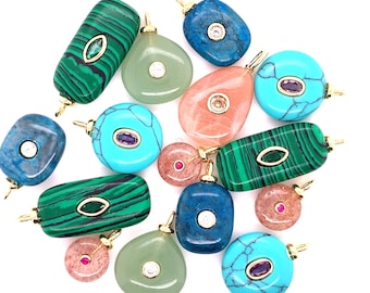 Puede incluir: Una colección de colgantes de piedras preciosas en varias formas y colores, incluyendo malaquita verde, turquesa y piedras rosas. Cada colgante tiene una fianza dorada y un elemento decorativo central, ideal para la creación de joyas.