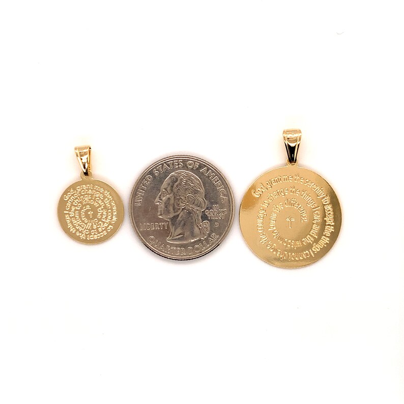 Peut inclure: Trois pendentifs en or avec un design circulaire. Les pendentifs pr&eacute;sentent une croix et du texte en forme de cercle. Les pendentifs sont de tailles diff&eacute;rentes et sont pr&eacute;sent&eacute;s &agrave; c&ocirc;t&eacute; d'un quart de dollar am&eacute;ricain pour l'&eacute;chelle.