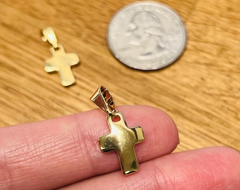Cruz colgante llena de oro, colgante de cruz delicada, amuleto de cruz simple, mini cruz, amuletos religiosos, amuleto cristiano, amuletos a granel para la fabricación de joyas