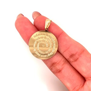 Peut inclure: Pendentif de couleur or avec un design circulaire comportant une croix et l'inscription "Que Dieu me donne la s&eacute;r&eacute;nit&eacute; d'accepter ce que je ne peux pas changer, le courage de changer ce que je peux, et la sagesse de conna&icirc;tre la diff&eacute;rence."
