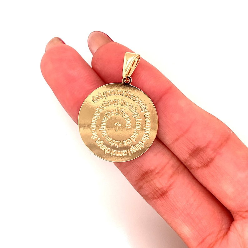 Peut inclure: Pendentif de couleur or avec un design circulaire comportant une croix et l'inscription "Que Dieu me donne la s&eacute;r&eacute;nit&eacute; d'accepter ce que je ne peux pas changer, le courage de changer ce que je peux, et la sagesse de conna&icirc;tre la diff&eacute;rence."