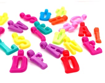 150 charmes de lettres colorées, initiales de lettres au néon, pack assorti de charmes de lettres personnalisées, lettres en plastique pour collier, lettre néon