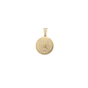 Peut inclure: Un pendentif de couleur or avec un design circulaire pr&eacute;sentant une spirale de texte. Le texte est dans une police traditionnelle et comprend les mots "Dieu accorde-moi la s&eacute;r&eacute;nit&eacute;".