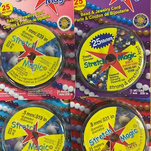 Puede incluir: Un juego de tres tazas de cerámica con un acabado mate moteado. Las tazas son en tonos crema, gris claro y gris oscuro. Cada taza tiene un diseño simple y minimalista, ideal para café o té.