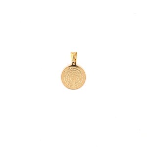 Peut inclure: Un pendentif de couleur or avec un design circulaire sur lequel est inscrite une pri&egrave;re autour du bord.