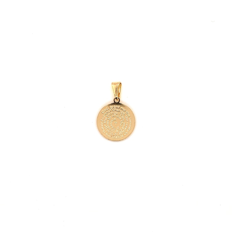 Peut inclure: Un pendentif de couleur or avec un design circulaire sur lequel est inscrite une pri&egrave;re autour du bord.