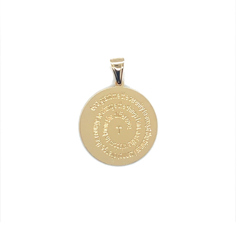 Peut inclure: Pendentif dor&eacute; &agrave; l'aspect circulaire avec une croix et l'inscription "Que Dieu me donne la s&eacute;r&eacute;nit&eacute; d'accepter ce que je ne peux pas changer, le courage de changer ce que je peux, et la sagesse de conna&icirc;tre la diff&eacute;rence."
