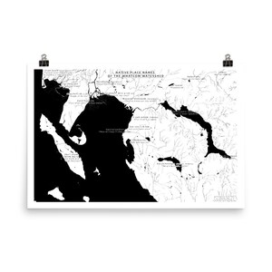 Könnte beinhalten: Schwarz-weiße Karte des Whatcom-Wasserscheides im Bundesstaat Washington, USA. Die Karte zeigt die Lage der indigenen Ortsnamen in der Gegend. Der Titel der Karte lautet "Native Place Names of the Whatcom Watershed".