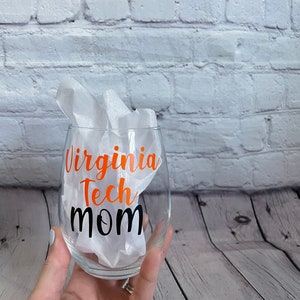 College MOM wine glasses, mom wine glass image 4