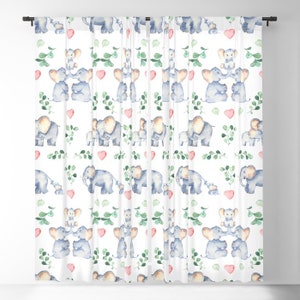 Pode incluir: Um par de cortinas brancas com um padrão repetitivo em aguarela de elefantes azul-claros, ramos verdes com folhas e pequenos corações cor-de-rosa. O design mostra elefantes em várias poses, incluindo de pé e sentados, num fundo branco.