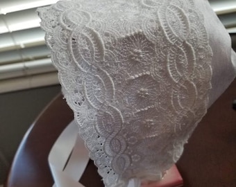 White silk-blend bonnet with wide lace for baby girls or boys