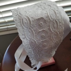 White silk-blend bonnet with wide lace for baby girls or boys