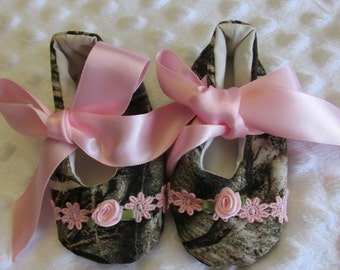 Zapatos de bebé de tela de camuflaje con adornos de flores y lazos de cinta rosa