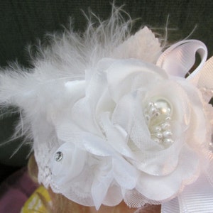 Hermosa diadema blanca con flores, plumas y bling en diadema de encaje elástico imagen 4