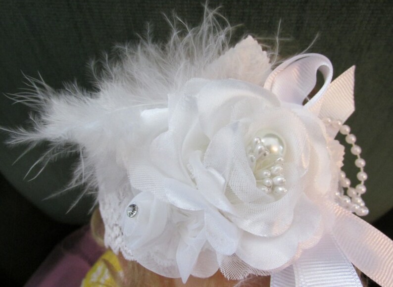 Hermosa diadema blanca con flores, plumas y bling en diadema de encaje elástico imagen 4