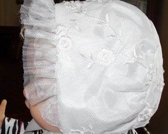 Baby girl lace bonnet
