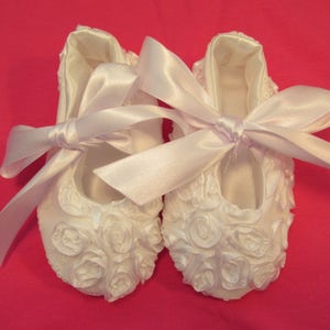 White flower lace fabric satin shoes with satin ribbon ties