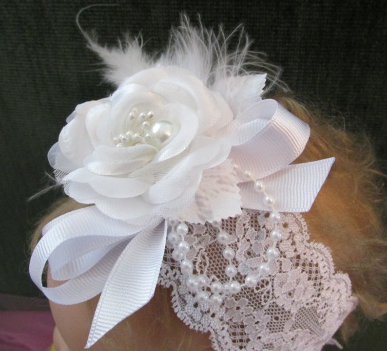 Hermosa diadema blanca con flores, plumas y bling en diadema de encaje elástico imagen 2