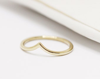 Simple pointy ring - 14k yellow gold - Minimal gold ring