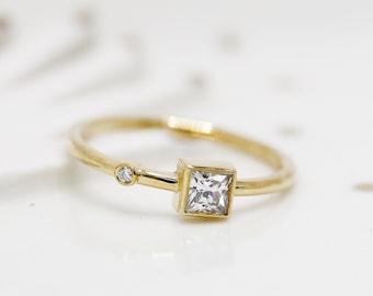 Princess cut + tiny diamond ring - Yellow gold wedding ring