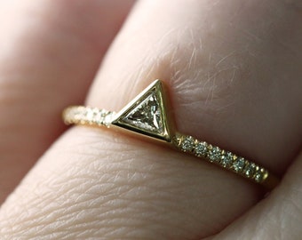 Triangle diamond ring + pavé - Gold wedding ring - Geometric ring