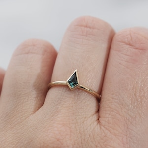 Teal Australian kite sapphire ring - 14k gold