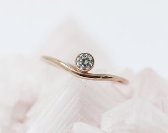 Simple curved ring + diamond - 14k rose gold - Minimal gold ring