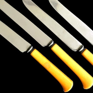 Vintage Flatware Butterscotch Bakelite Dinner Knives 1940s Vintage Kitchen Bakelite Cutlery Set of Four Art Deco Luncheon Vintage Dinnerware