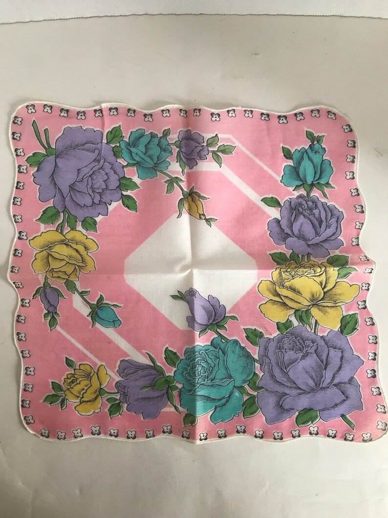 Repurpose Handkerchief Vintage Floral Cotton Hankie Hankie Chic Scalloped Edges Yellow Purple Blue Pink with Big Roses