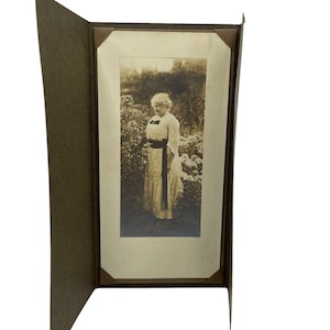 1920er Jahre Sepia Fotografie: Alte Frau im Garten, Erskine Studios
