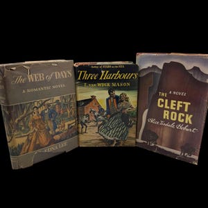 Conjunto de livros de ficção pulp dos anos 40, romances antigos, capas de livros sensuais, decoração vintage para livros, conjunto de três livros com arte na sobrecapa.