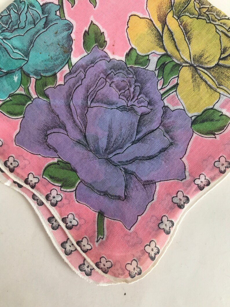 Repurpose Handkerchief Vintage Floral Cotton Hankie Hankie Chic Scalloped Edges Yellow Purple Blue Pink with Big Roses
