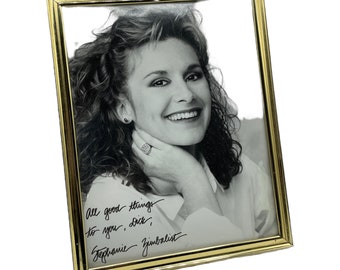 Zdjęcie z autografem Stephanie Zimbalist: Remington Steele z lat 80., oprawione