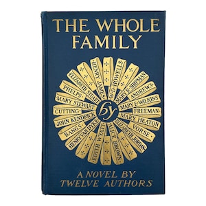 Pode incluir: Uma capa de livro azul com letras douradas que lêem "The Whole Family" e um círculo dourado com os nomes de doze autores ao redor da borda. O livro é um romance de doze autores.