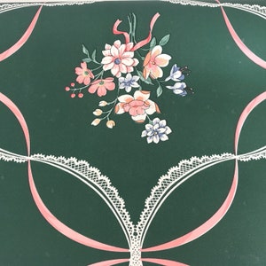 Puede incluir: Papel tapiz verde con un patr&oacute;n floral rosa y blanco. Las flores est&aacute;n dispuestas en un ramo y est&aacute;n rodeadas por un dise&ntilde;o de encaje blanco. El fondo es de color verde oscuro.