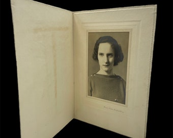 1930年代のヴィンテージスタジオポートレート：若い女性、コネチカット州ハートフォード、額入り写真フォルダー