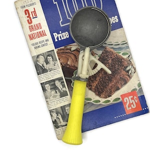 Vintage Ice Cream Scoop with a Yellow Plastic Handle, Bonny Products, Vintage Kitchen Decor, Rustic, Cottagecore, Farmhouse