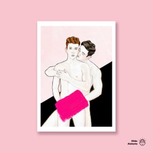 Könnte beinhalten: Eine digitale Illustration von zwei Männern, die sich umarmen. Der Mann im Vordergrund trägt ein rosa Handtuch um die Taille. Der Hintergrund ist schwarz und rosa.