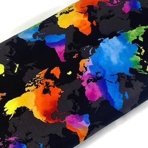 Tissu arc-en-ciel de carte du monde par mètre. Des trésors intemporels. Tissu noir et aquarelle World Travel. 100 % coton pour courtepointe, vêtements, décoration.