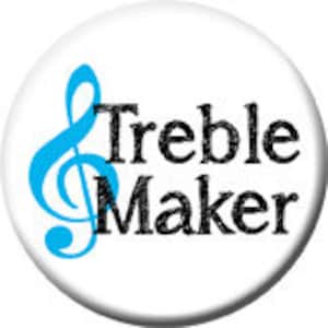 Puede incluir: Un botón blanco con una clave de sol azul y el texto "Treble Maker" en negro.