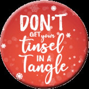 Op de afbeelding: Ronde rode knop met witte tekst die zegt "DON'T get your tinsel in a Tangle".