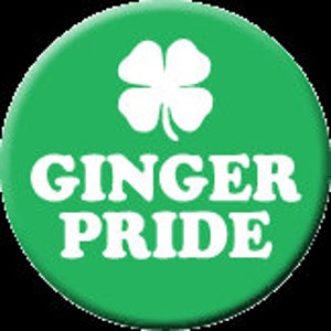 Puede incluir: Botón verde con un trébol de cuatro hojas blanco y el texto "GINGER PRIDE" en blanco.