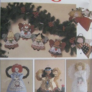 Puede incluir: Patrón Simplicity Crafts 7549, talla única, para hacer una variedad de adornos de ángeles. El patrón incluye un oso, una vaca, un cerdo, un gato y tres ángeles diferentes. Los ángeles están vestidos de rojo, blanco y azul, y tienen alas de paja. El patrón también incluye instrucciones para hacer una corona.