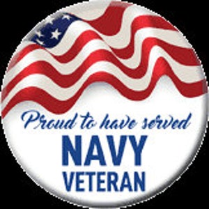 Può includere: Un bottone rotondo con un design a bandiera americana sventolante in rosso, bianco e blu. Il testo "Proud to have served" è sopra la parola "NAVY" e "VETERAN" in blu.