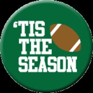 Puede incluir: Botón verde con texto blanco que dice "'Tis the season" y una pelota de fútbol marrón con cordones blancos.