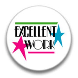 Könnte beinhalten: Ein weißer Knopf mit grünen und rosa Streifen und dem Text "EXCELLENT WORK" in Schwarz. Zwei Sterne, einer rosa und einer blau, befinden sich auf beiden Seiten des Textes.