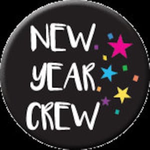 以下が含まれることがあります： 黒い丸いボタンに、白い文字で「NEW YEAR CREW」と書かれています。ピンク、青、緑、黄色のカラフルな星と紙吹雪がデザインを飾っています。新年の祝賀にぴったりの、お祝いのアクセサリーです。