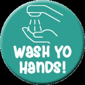 Könnte beinhalten: Ein türkisfarbener Kreis mit weißem Rand. Der Kreis zeigt ein weißes Symbol einer Hand, die sich unter einem Wasserhahn mit Wassertropfen wäscht. Der Text "WASH YO HANDS!" ist in weißer Schrift mit einer verspielten Schriftart geschrieben.