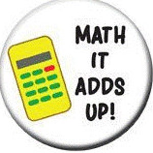 Può includere: Una calcolatrice gialla con un display rosso e pulsanti verdi. Il testo "MATH IT ADDS UP!" è scritto in nero accanto alla calcolatrice.