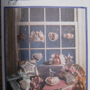 Pode incluir: Um padrão de costura vintage para fazer ornamentos de Natal. O padrão inclui instruções para fazer uma variedade de ornamentos, incluindo anjos, estrelas, corações e bengalas de doces. O padrão é da Butterick e foi desenhado por Margit Echols.